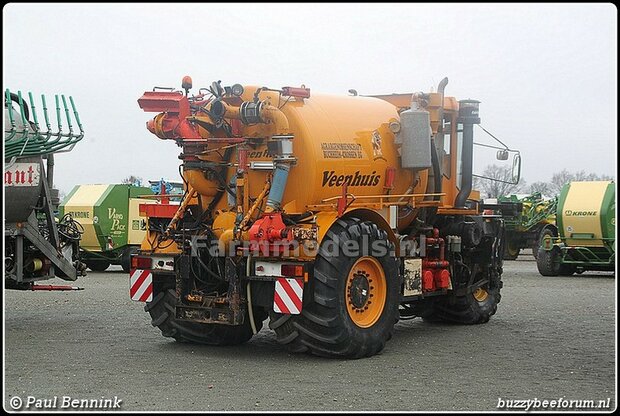 2x (Jan) Veenhuis Paardje (OUD) met &quot;Veenhuis&quot; Tekst eronder 21 mm hoog 1x Linkse en 1x Rechtse op transparante folie Pr&eacute;-Cut Decals 1:32 Farmmodels.nl