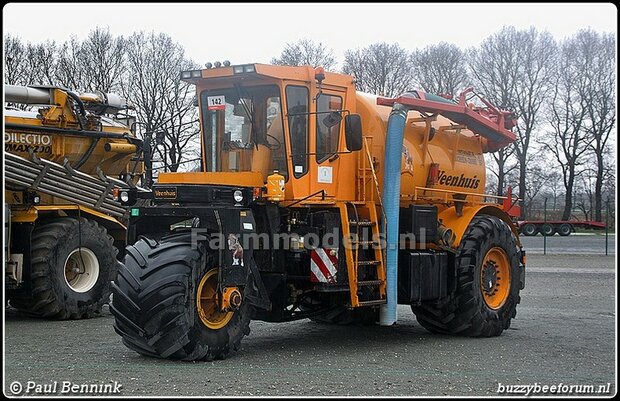 2x (Jan) Veenhuis Paardje (OUD) met &quot;Veenhuis&quot; Tekst eronder 18 mm hoog 1x Linkse en 1x Rechtse op transparante folie Pr&eacute;-Cut Decals 1:32 Farmmodels.nl