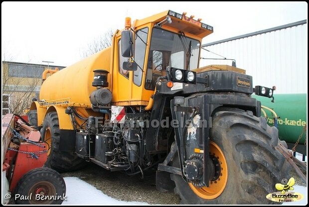 2x (Jan) Veenhuis Paardje (OUD) met &quot;Veenhuis&quot; Tekst eronder 15.5 mm hoog 1x Linkse en 1x Rechtse op transparante folie Pr&eacute;-Cut Decals 1:32 Farmmodels.nl