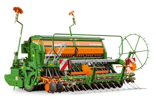 2x AMAZONE alleen WIT CONTOUR op Transparant 8 mm hoog Pr&eacute;-Cut Decals 1:32 Farmmodels.nl 