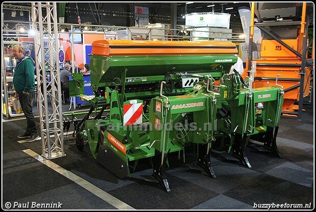 2x AMAZONE alleen WIT CONTOUR op Transparant 8 mm hoog Pr&eacute;-Cut Decals 1:32 Farmmodels.nl 