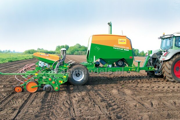 2x AMAZONE alleen WIT CONTOUR op Transparant 8 mm hoog Pr&eacute;-Cut Decals 1:32 Farmmodels.nl 