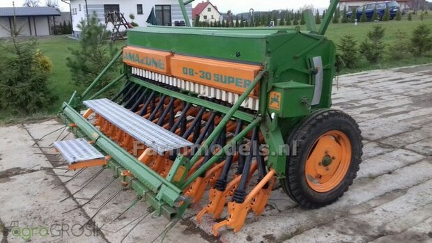 AMAZONE ORANJE 2X DECALS 6 mm hoog 1:32 Farmmodels.nl 