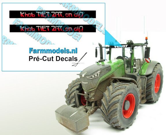 2x &quot;Kheb TIET ZAT, en gij?&quot; voorruit sticker Grijs/ROOD op ZWARTE achtergrond 40 mm breed Pr&eacute;-Cut Decals 1:32 Farmmodels.nl 