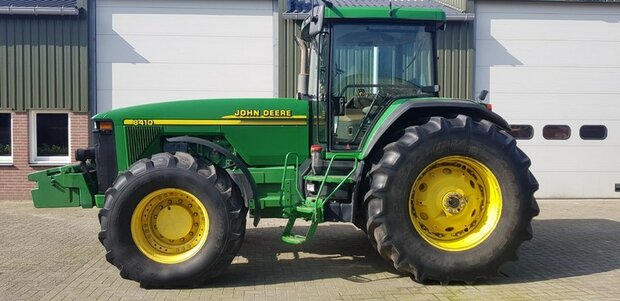 John Deere 8110 type stickers geschikt voor ERTL Precision JD 8400 Pr&eacute;-Cut Decals 1:32 Farmmodels.nl 