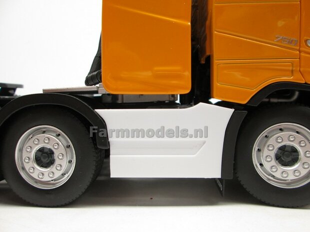 2x Sideskirt set BLANK voor Volvo FH16 8x4 ongespoten 1:32   