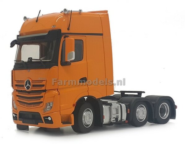 Mercedes-Benz Actros Gigaspace 6x2 Yellow met Free Gift Mercedes (Silver Shield) Decals 1:32 MM1912-05