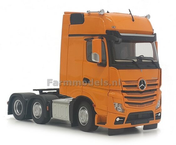 Mercedes-Benz Actros Gigaspace 6x2 Yellow met Free Gift Mercedes (Silver Shield) Decals 1:32 MM1912-05