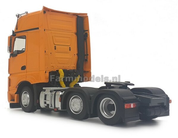 Mercedes-Benz Actros Gigaspace 6x2 Yellow met Free Gift Mercedes (Silver Shield) Decals 1:32 MM1912-05
