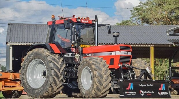 CASE IH 1455 ZILVER type stickers nu met RODE letter I van IH (passend op de 1455XL Schuco motorkap) Pr&eacute;-Cut Decals 1:32 Farmmodels.nl 