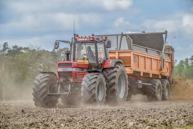 CASE IH 1455 ZILVER type stickers nu met RODE letter I van IH (passend op de 1455XL Schuco motorkap) Pr&eacute;-Cut Decals 1:32 Farmmodels.nl 