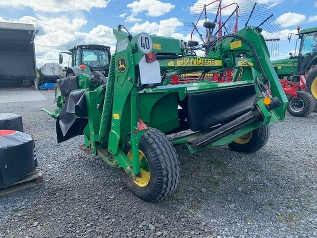 7x John Deere LOGO GEEL/ ZWART - kleinste 4mm hoog - grootste 7 mm hoog stickers met OMHOOG springend &quot;Hertje&quot; Pr&eacute;-Cut Decals 1:32 Farmmodels.nl 