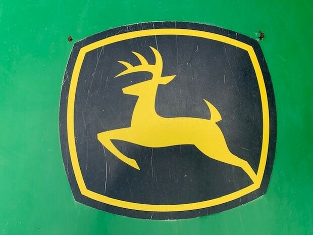 2x John Deere LOGO GEEL/ ZWART 4mm x 31 mm stickers op transparante stickerfolie &quot; Pr&eacute;-Cut Decals 1:32 Farmmodels.nl 