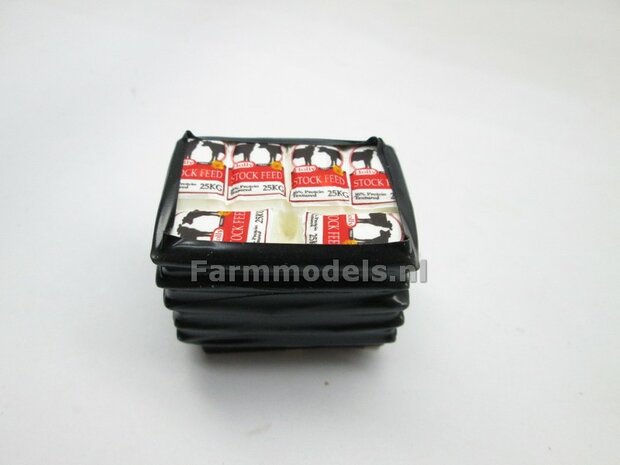 Volle pallet Veevoer zakken Wit/ rood Stock Feed, ingewikkleld in zwarte folie 1:32 WM037