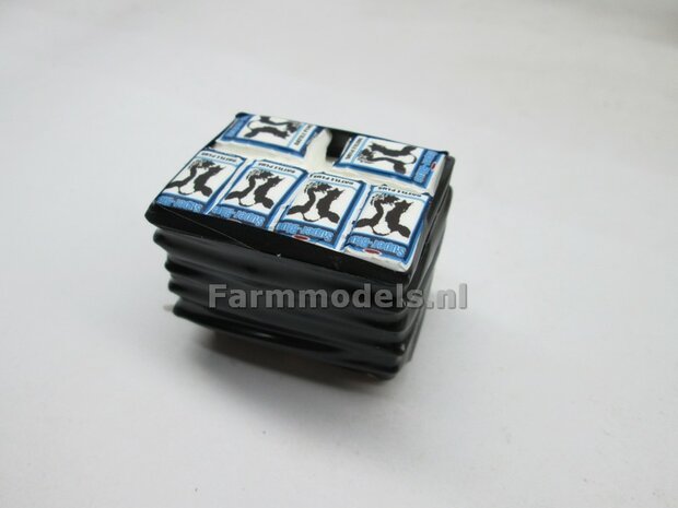 Pallet brokken Veevoer Blauw/ witte zakken, ingesaeled in zwarte folie op pallet 1:32   WM037             