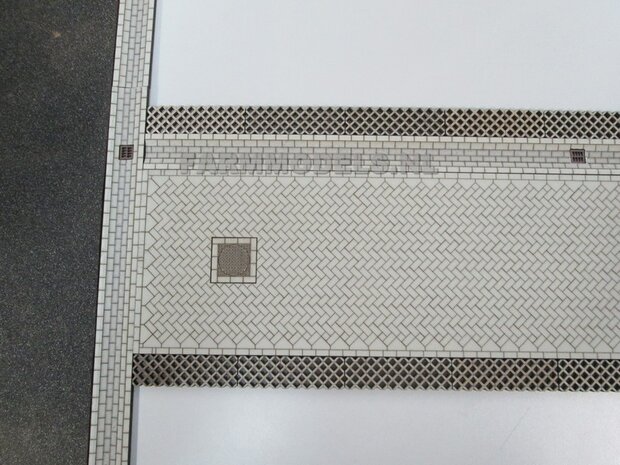 T-Splitsing Asfalt weg met markering, 2 delen van 61 x 23 cm (achter elkaar geplaatst afmeting 23 cm x 122 cm) 1:32   BT3011
