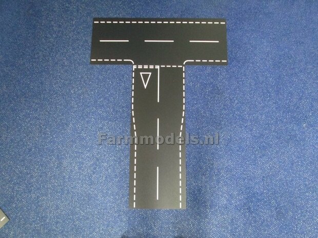 T-Splitsing Asfalt weg met markering, 2 delen van 61 x 23 cm (achter elkaar geplaatst afmeting 23 cm x 122 cm) 1:32   BT3011