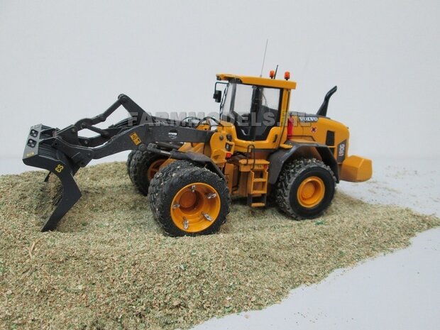 Volvo shovel met afneembaar dubbellucht op de ma&iuml;s kuil