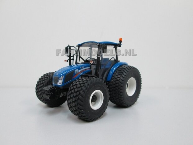 548. New Holland T4.75 rondom op brede gazonbanden