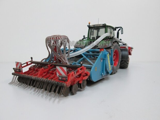 042. Fendt 724 met Imants spitter en Kuhn zaaicombinatie 1:32