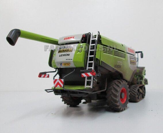 406. Vervuilde look op Claas Lexion 770 met 8 rijer kolvenplukker Wiking