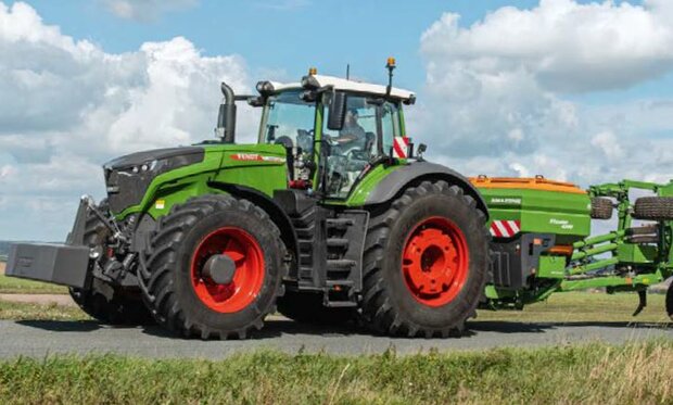 FENDT 1038 VARIO Gen. VI type + Vario logo stickers voor Wiking 1050 model Pr&eacute;-Cut Decals Type logo Pr&eacute;-Cut Decals gemaakt op zilverfolie!! 1:32 Farmmodels.nl 