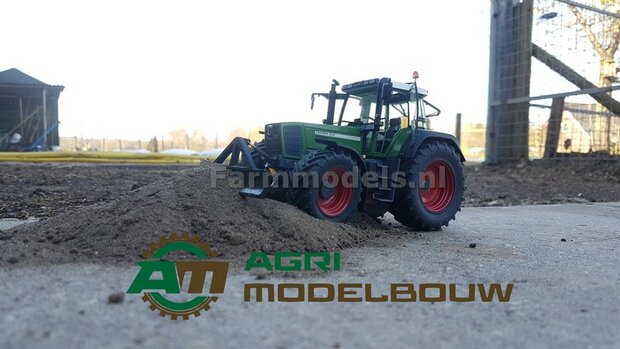 Vaste mest, ruim voldoende voor 1-2 grote mestverspreiders 1:32 Agri Modelbouw AM-04001