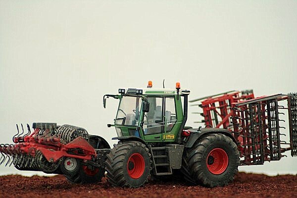 159. Fendt Xylon op brede banden