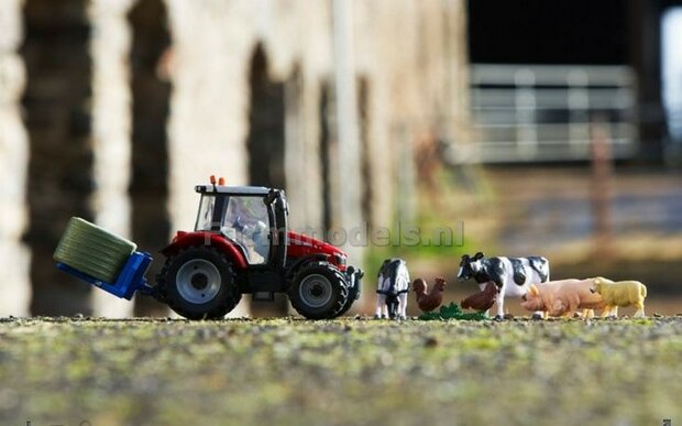 Massey Ferguson 5612 Tractor speelset met balenlift en dieren 1:32 Britains BR43205