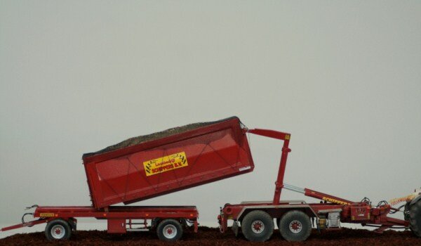 432. Platte wagen, geschikt gemaakt voor container vervoer, gebaseerd op het Farmmodels bouwkitje platte wagen