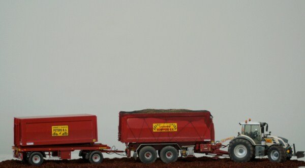 432. Platte wagen, geschikt gemaakt voor container vervoer, gebaseerd op het Farmmodels bouwkitje platte wagen
