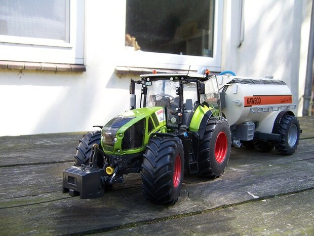 421. Claas Axions 900 serie op brede banden