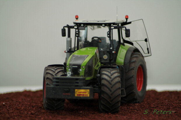 421. Claas Axions 900 serie op brede banden