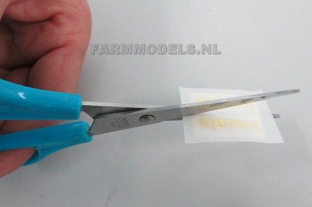 Rode Griffioen tbv blauw scania, 33x65mm  Pr&eacute;-Cut Decals 1:32 Farmmodels.nl