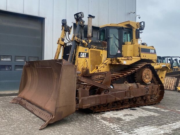 Caterpillar CAT logo&#039;s tbv  D9T Rupsdozers D-Serie op witte folie 7 mm hoog Pr&eacute;-Cut Decals 1:35 Farmmodels.nl 