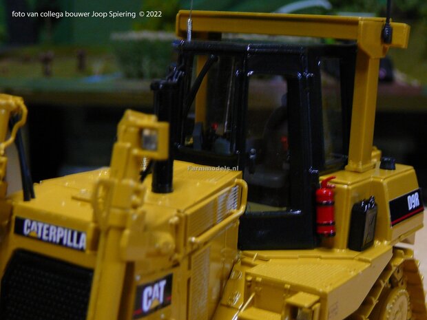 Caterpillar CAT logo&#039;s tbv  D9T Rupsdozers D-Serie op witte folie 7 mm hoog Pr&eacute;-Cut Decals 1:35 Farmmodels.nl 