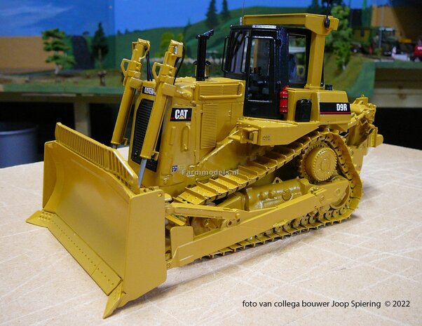 Caterpillar CAT logo&#039;s tbv  D9T Rupsdozers D-Serie op witte folie 7 mm hoog Pr&eacute;-Cut Decals 1:35 Farmmodels.nl 