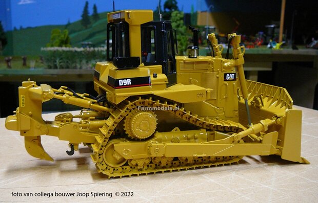 Caterpillar CAT logo&#039;s tbv  D9T Rupsdozers D-Serie op witte folie 7 mm hoog Pr&eacute;-Cut Decals 1:35 Farmmodels.nl 