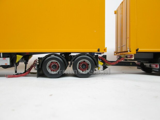 Bakopbouw 90x82.5x235mm met normale openslaande deuren Universeel t.b.v. vrachtwagen Chassis BOUWKIT  1:32   (HTD)