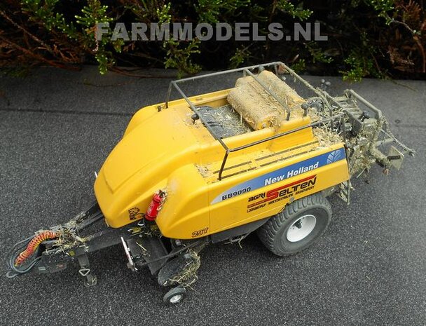 544. New Holland pers BB9090 / groot pak pers