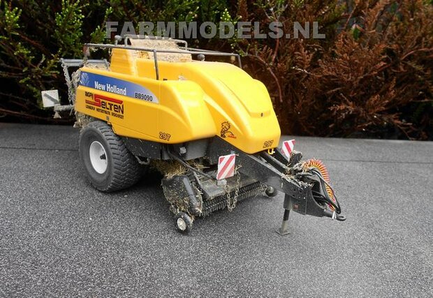 544. New Holland pers BB9090 / groot pak pers