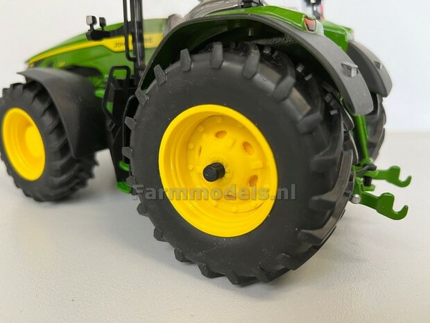 2x Wielkom t.b.v. John Deere 8R Wiking, geleverd incl. steekas uiteinde, John Deere geel &Oslash; 29.7 mm, kunststof geel geprint, 1:32                 