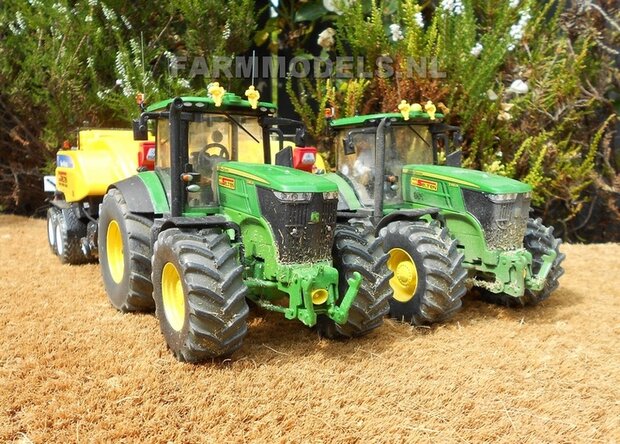 330. John Deere 7280R met New Holland BB9090 grootpakpers op brede banden met fronthef