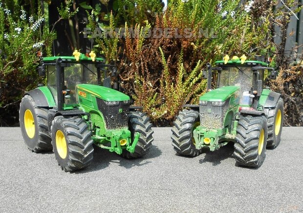 330. John Deere 7280R met New Holland BB9090 grootpakpers op brede banden met fronthef