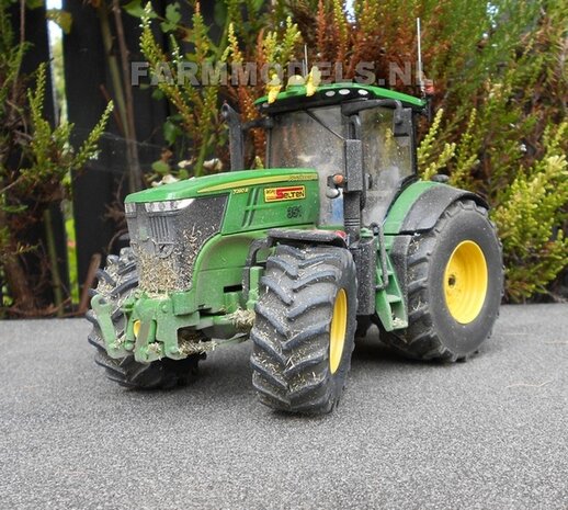 330. John Deere 7280R met New Holland BB9090 grootpakpers op brede banden met fronthef