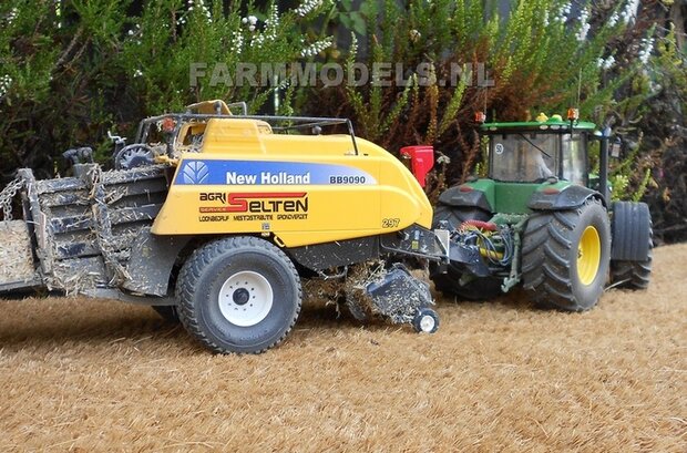 330. John Deere 7280R met New Holland BB9090 grootpakpers op brede banden met fronthef