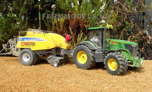 330. John Deere 7280R met New Holland BB9090 grootpakpers op brede banden met fronthef