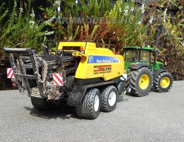 330. John Deere 7280R met New Holland BB9090 grootpakpers op brede banden met fronthef