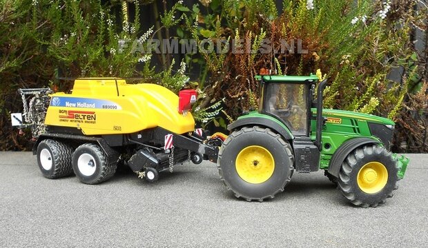 330. John Deere 7280R met New Holland BB9090 grootpakpers op brede banden met fronthef