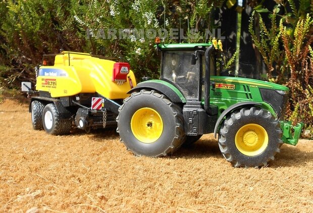 330. John Deere 7280R met New Holland BB9090 grootpakpers op brede banden met fronthef